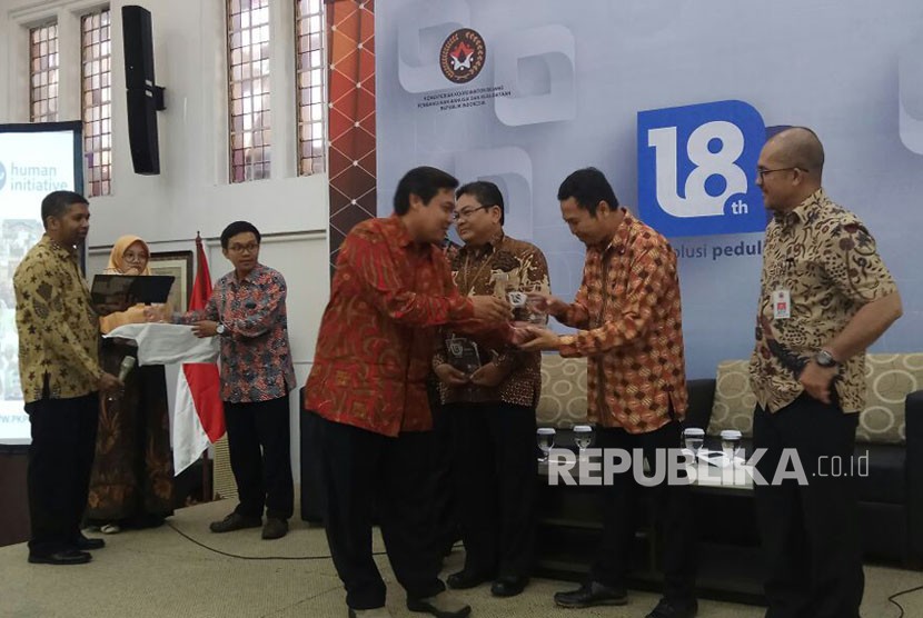 Redaktur Pelaksana Koran Republika Subroto menerima penghargaan dari Presiden PKPU-HI Agung Notowiguno. 