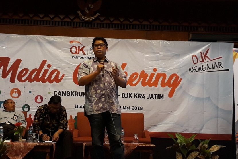 Redaktur Pelaksana Republika.co.id Elba Damhuri memberi pelatihan tentang tantangan media di era digitalisasi informasi kepada wartawan ekonomi Jawa Timur.