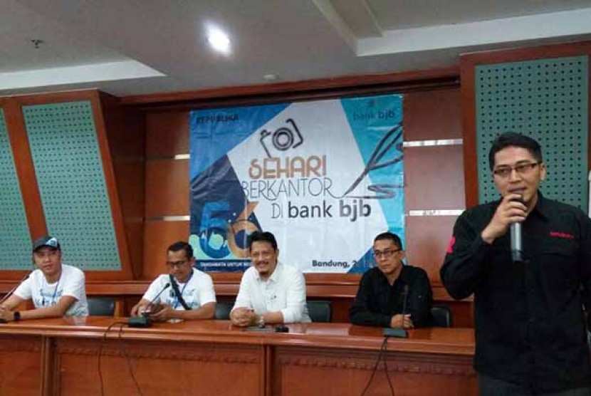 Redaktur pelaksana Republika.co.id Maman Sudiaman (tengah) membuka kegiatan Republika sehari berkantor di Bank BJB