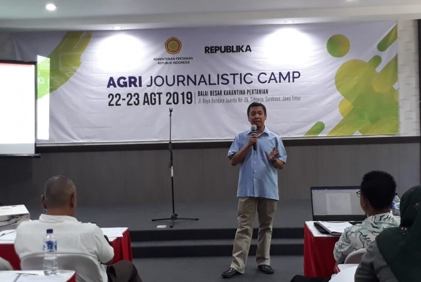 Redaktur Pelaksana Republika, Subroto, sedang menyampaikan materi pada pelatihan jurnalistik bertema 'Agri Journalistic Camp 2019' di kantor Balai Besar Karantina Pertanian, Sidoarjo.