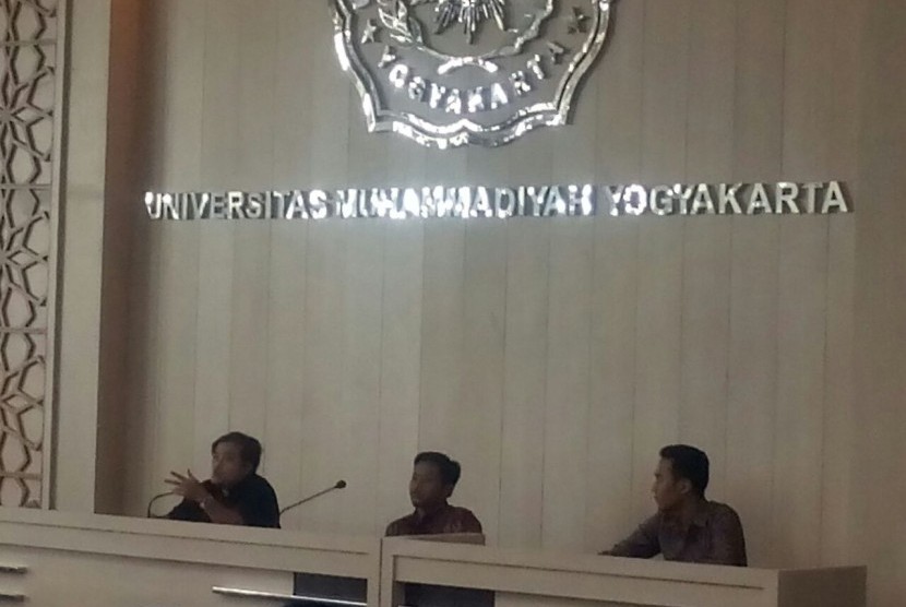 Redaktur Republika, Muhammad Fakhruddin (paling kiri) saat menjadi pembicara dalam Reuni Forum Keluarga Alumni IMM di Universitas Muhammadiyah Yogyakarta (UMY), Jumat (10/3). 