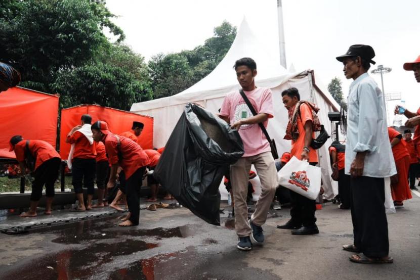 RedMe melakukan kolaborasi untuk mendaur ulang sampah yang tercecer pascapuncak peringatan Bulan Bung Karno di Kompleks Gelora Bung Karno (GBK) Jakarta. 