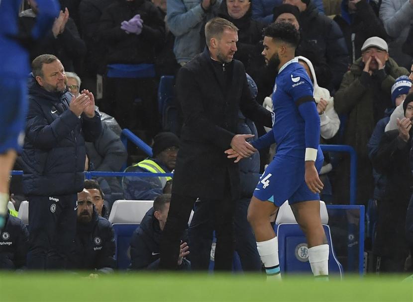 Reece James (kanan) saat ditarik ke luar lapangan dalam laga Chelsea vs Bournemouth di Liga Primer Inggris.