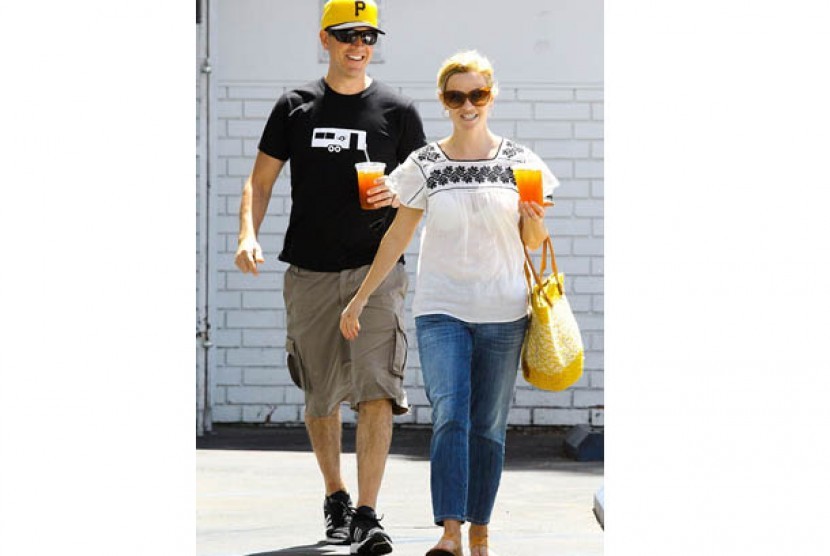 Reese Witherspoon dan suami dalam aneka aksesori kuning