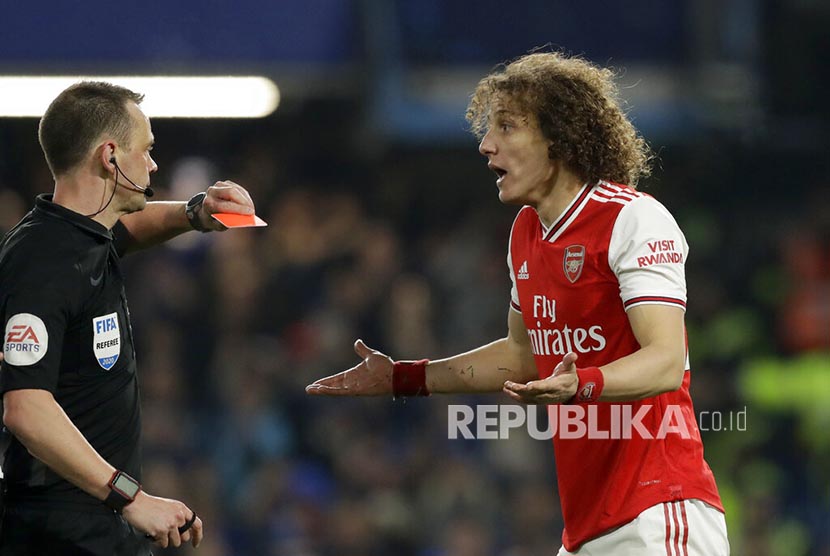 Referee Stuart Attwell mengganjar kartu kuning kepada  David Luiz  (kanan) pada laga Chelsea melawan Arsenal di Stamford Bridge, London, Selasa (21/1) dini hari.