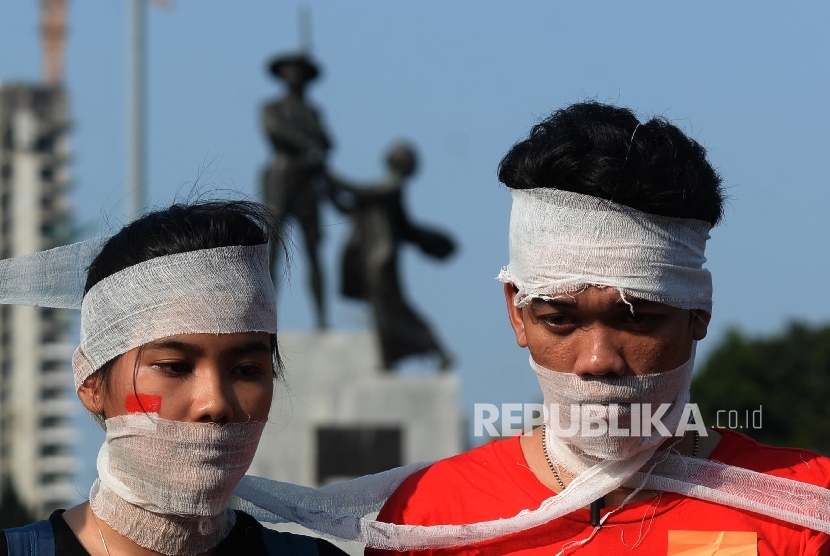 REFLEKSI 71 TAHUN KEMERDEKAAN: Sejumlah peserta Sekolah Hak Asasi Manusia untuk Mahasiswa (SeHAMA) angkatan 8 dari Komisi untuk Orang Hilang dan Korban Tindak Kekerasan (KontraS) melakukan aksi di Tugu Tani, Jakarta Pusat, Sabtu (20/8)