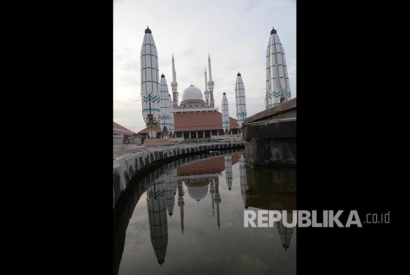 Refleksi bangunan Masjid Agung Jawa Tengah