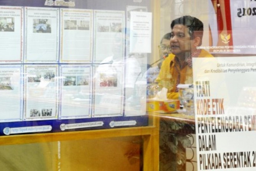 Refleksi Ketua KPU Husni Kamil Manik memberi penjelasan saat Rapat Konsolidasi Persiapan Pelaksanaan Pilkada Serentak Tahun 2015 di Kantor KPU Sulawesi Selatan, Makassar, Jumat (6/11).