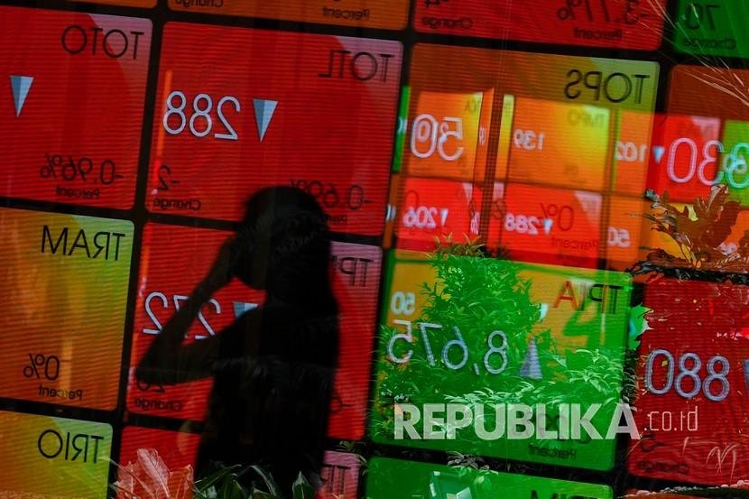 Refleksi layar yang menampilkan informasi pergerakan saham di gedung Bursa Efek Indonesia, Jakarta, (ilustrasi).