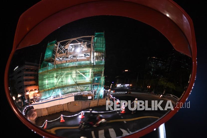 Refleksi petugas saat mempersiapkan relokasi Menara Tugu Jam Thamrin di Jakarta, Jumat (26/11/2021). PT MRT Jakarta akan merelokasi sementara cagar budaya menara Tugu Jam Thamrin yang dibangun pada 1969 pada Sabtu (27/11/2021) dalam rangka pengerjaan konstruksi MRT bawah tanah Fase 2A sepanjang 2,8 kilometer yang menghubungkan Stasiun Bundaran HI hingga Stasiun Harmoni. 