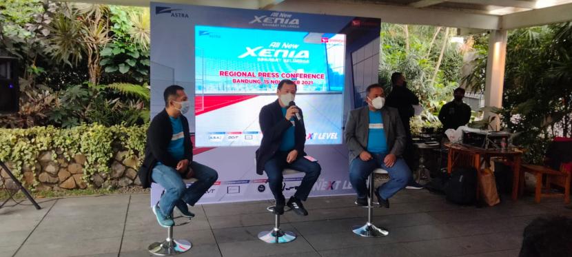 Regional Head Astra Daihatsu Jawa Barat David Gunawan (tengah) menjawab pertanyaan wartawan dalam peluncuran All New Xenia di Bandung, Senin (15/11)