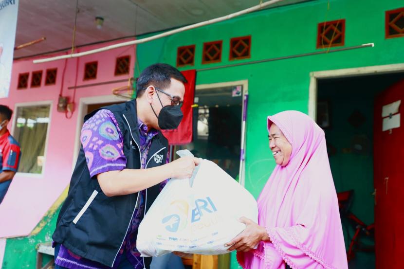 Regional Operation Head RO Jakarta 2, Hari Anggoro menyerahkan paket sembako langsung ke rumah warga di RW 12 Pabuaran Cibinong, Kabupaten Bogor. 