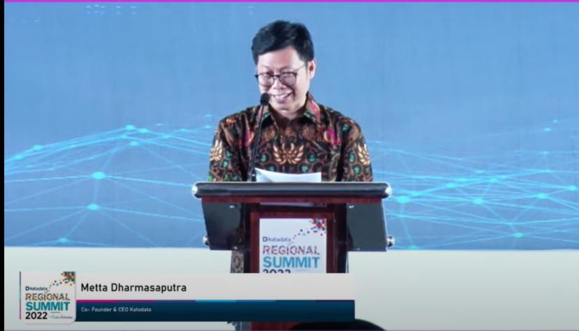 CEO & Co-founder Katadata Indonesia Metta Dharmasaputra di pemberian penghargaan EV-DCI 2022 di Regional Summit 2022.