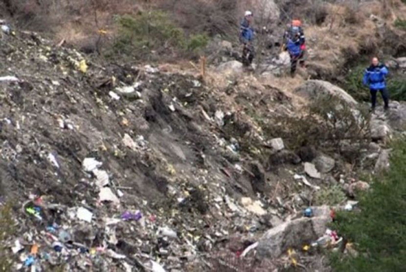  Regu penolong tiba di lokasi jatuhnya pesawat Germanwings.