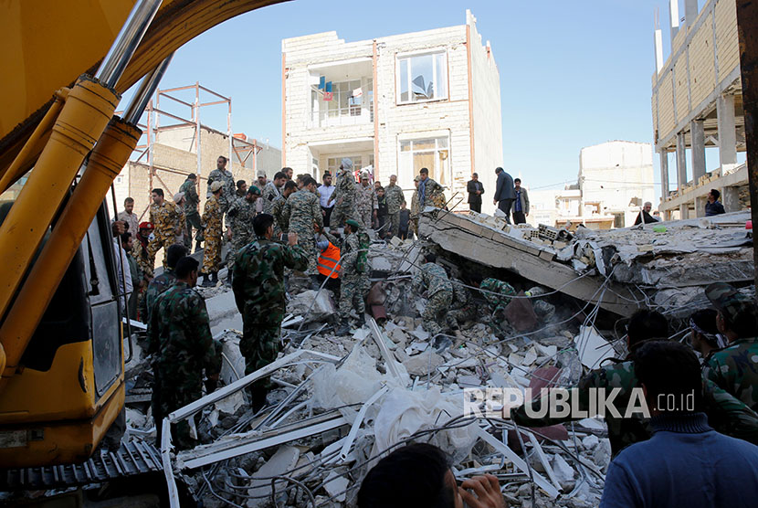 Rescue teams searched for victims trapped beneath the rubble of collapsed building in the town of Sarpol-e-Zahab in Iran's Kermanshah province on Monday (November 13).