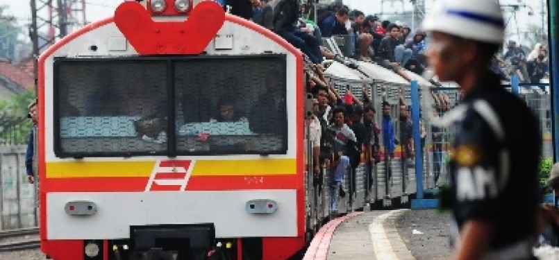 Regular commuter train arrives at Manggarai station, Jakarta, recently. PT KAI will replace the train services with air conditioned ones gradually, start from April 2012.