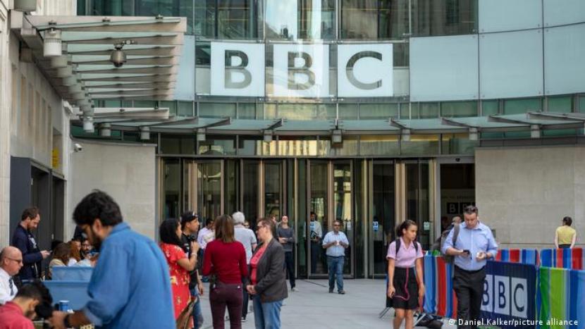 BBC pada Ahad (9/7/2023) menskors seorang presenter laki-laki atas tuduhan skandal pelecehan seksual.