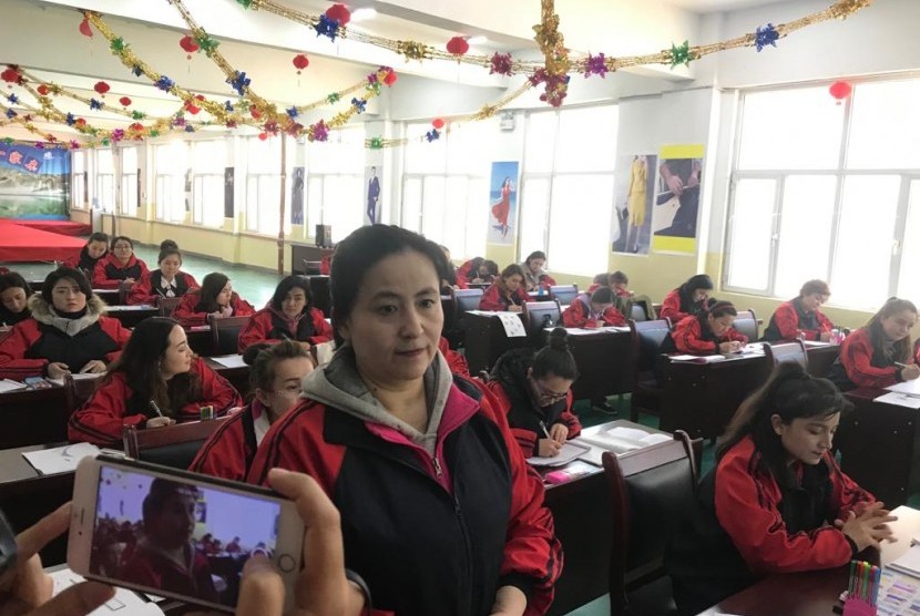 Rehagul, perempuan Uighur di pusat vokasi kashgar.