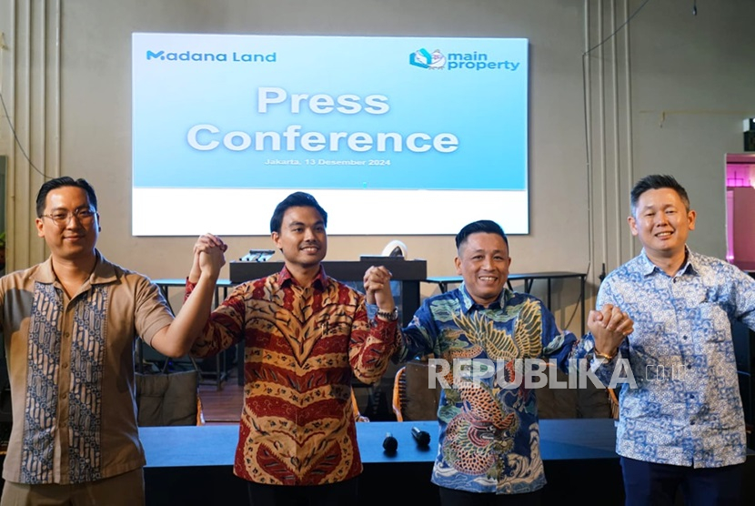 Reinaldo Julian, Marketing Director Main Property, Teja Galih Pradipta, CEO Madana Land, Aldrin Yani, Marketing Director Madana Land, dan Oki Librata Suratman, CEO Main Property, berpose bersama usai memberikan keterangan kepada awak media, di Jakarta, Jumat (13/12/2024).