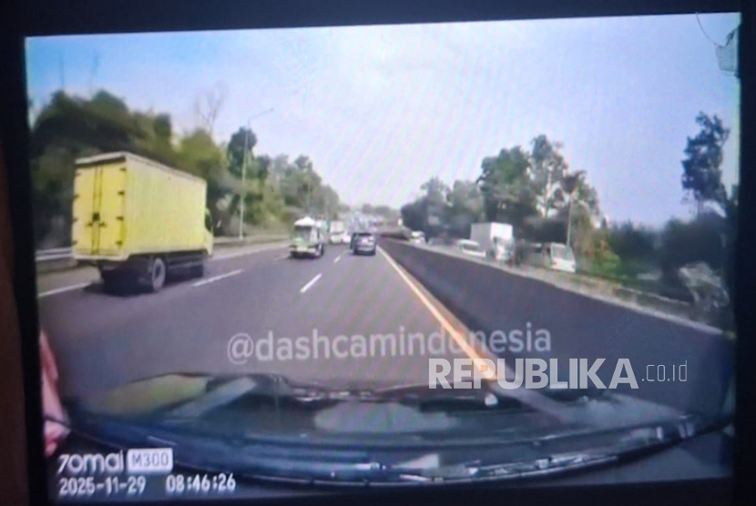 Detik-detik Mobil Putih Nyalip dari Bahu Jalan hingga Senggol Truk Boks di Ruas Tol Purbaleunyi