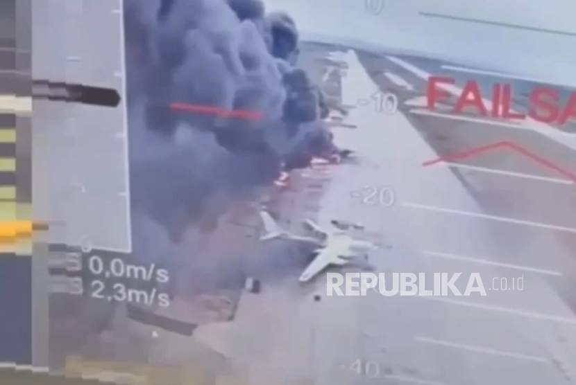 Rekaman drone Ukraina menargetkan pesawat pembom Rusia, Tu-95 dan Tu-22M3, sebelum meledak.