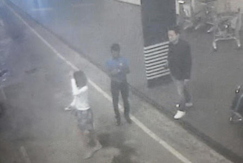 Rekaman gambar CCTV, Senin, 13 Februari 2017 menunjukkan seorang perempuan (kiri) di Bandara Internasional Kuala Lumpur di Sepang, Malaysia. Dia ditahan Rabu (15/2) terkait tewasnya Kim Jong-nam.