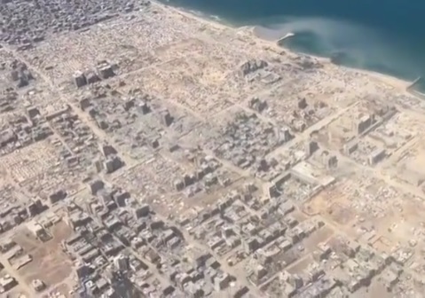Rekaman menunjukkan gambar sebelum dan sesudah serangan Israel di Jalur Gaza, dari tahun 2023 dan 2025. Video baru ini diambil dari pesawat Yordania yang mengantarkan bantuan, dan dirilis pada 5 Agustus 2025. 