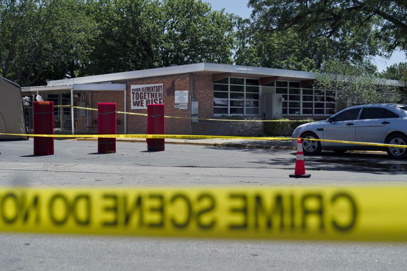 Rekaman TKP mengelilingi Robb Elementary School setelah penembakan massal di Uvalde, Texas, 25 Mei 2022. Seorang pria ditangkap karena mengancam akan membunuh hakim.