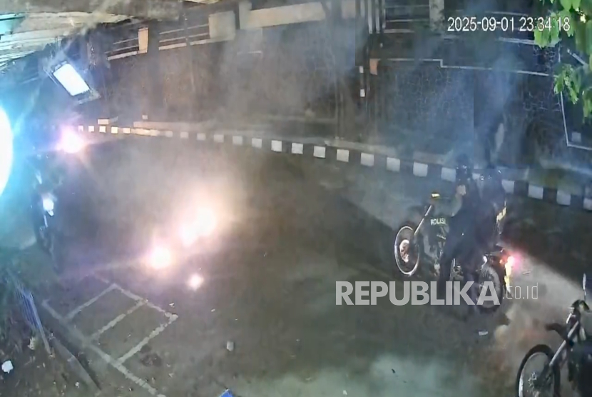 Rekaman video aksi penembakan gas air mata ke dalam area kampus yang dilakukan petugas kepolisian, Senin (1/9/2025) malam. 