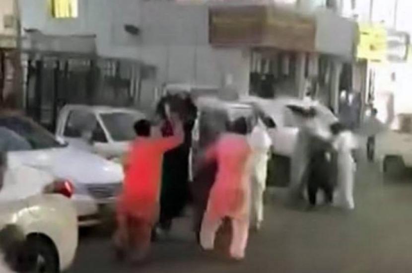 Rekaman video menunjukkan beberapa orang terlibat perkelahian di lingkungan perumahan gubernuran di Jeddah.