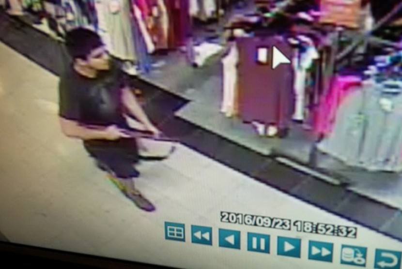 Rekaman video menunjukkan gambar pria yang diduga pelaku penembakan di sebuah mal di Washington.