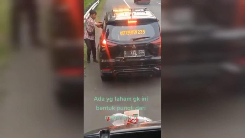 Rekaman video yang memperlihatkan aksi pungutan liar (pungli) yang dilakukan oleh petugas kepada sopir bus Primajasa di kilometer 104 Tol Purbaleunyi viral di media sosial instagram, Jumat (19/5/2023). 