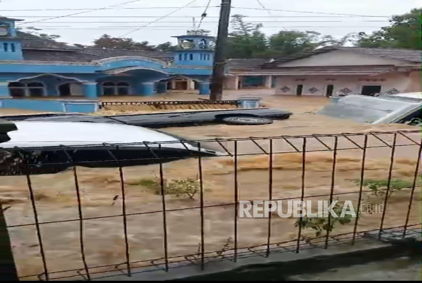 Rekaman video yang memperlihatkan banjir bandang menyeret sejumlah mobil di wilayah Kabupaten Sukabumi viral di media sosial. Peristiwa tersebut diketahui terjadi di Kampung Parungseah, Desa Curugluhur, Kecamatan Sagaranten, Rabu (4/12/2024). 