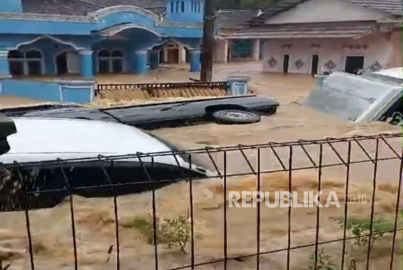 Rekaman video yang memperlihatkan banjir bandang menyeret sejumlah mobil di wilayah Kabupaten Sukabumi viral di media sosial. Peristiwa tersebut diketahui terjadi di Kampung Parungseah, Desa Curugluhur, Kecamatan Sagaranten, Rabu (4/12/2024). 