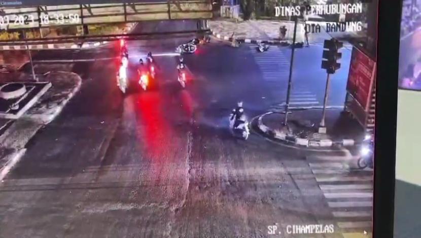 Rekaman video yang memperlihatkan satu pengendara motor menabrak dua pengendara motor di persimpangan Jalan Cihampelas, Kota Bandung, Selasa (12/9/2023) malam.