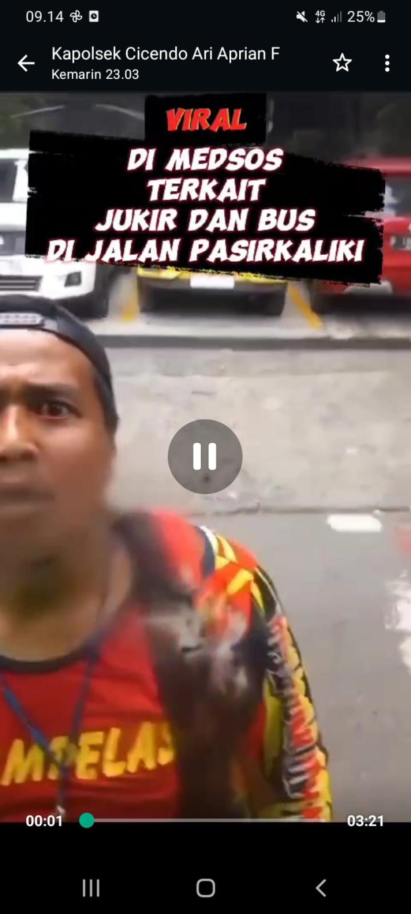 Rekaman video yang memperlihatkan seorang juru parkir tengah menggedor jendela bus pariwisata memakai batu di Jalan Pasirkaliki, Kota Bandung viral di media sosial. Peristiwa itu diketahui terjadi pada Selasa (14/11/2023) sore sekitar pukul 16.30 Wib.