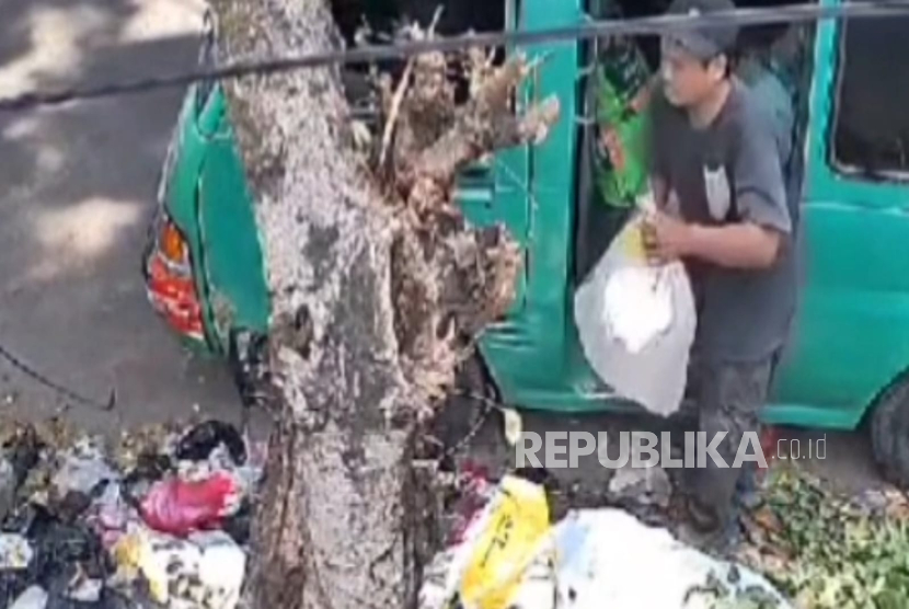 Rekaman video yang memperlihatkan seorang sopir angkutan kota (angkot) membuang sampah di pinggir jalan di Kota Bandung terekam kamera CCTV dan viral di media sosial. Diketahui, peristiwa tersebut terjadi di Jalan Komodor Udara Supadio RW 10 Kelurahan Husein Sastranegara, Kecamatan Cicendo, Kota Bandung, Sabtu (9/2/2025). 