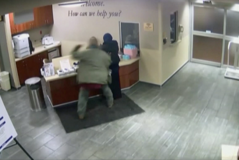 Rekaman video yang menunjukkan seorang Muslimah diserang dari belakang oleh seorang pria di RS Detroit, AS.