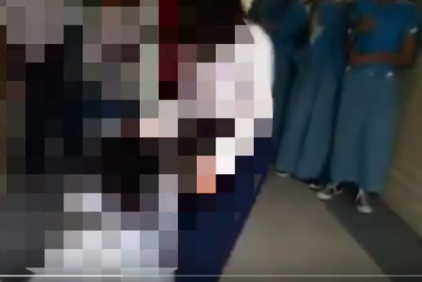 Rekaman yang disensor memperlihatkan siswa SMP yang melakukan aksi bully terhadap siswa lainnya di pusat perbelanjaan di Tanah Abang, Jakarta Pusat yang menjadi viral di media sosial.