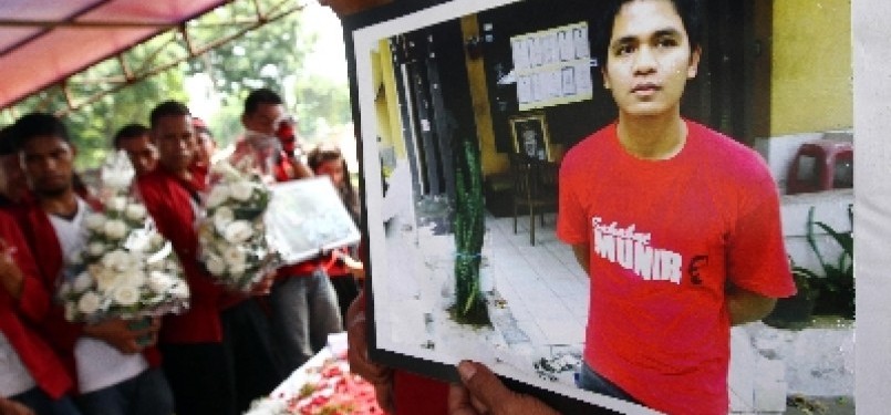 Rekan dan kerabat menghadiri acara pemakaman aktivis Sondang Hutagalung, mahasiswa Universitas Bung Karno (UBK), di TPU Pondok Kelapa, Jakarta Timur, Ahad (11/12). 