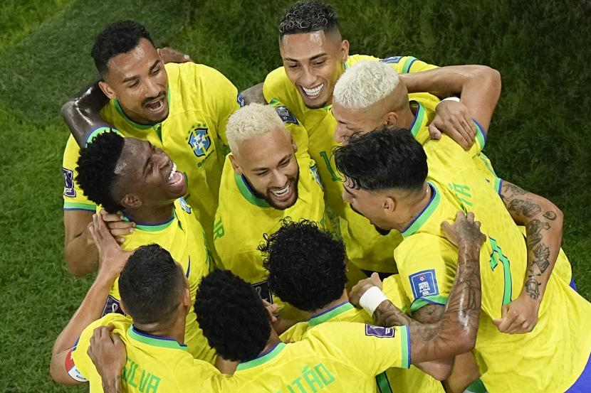 Rekan setim merayakannya dengan pemain Brasil Neymar, tengah, yang mencetak gol kedua timnya selama pertandingan sepak bola babak 16 besar Piala Dunia antara Brasil dan Korea Selatan, di Stadion Education City di Al Rayyan, Qatar, Senin, 5 Desember 2022. 