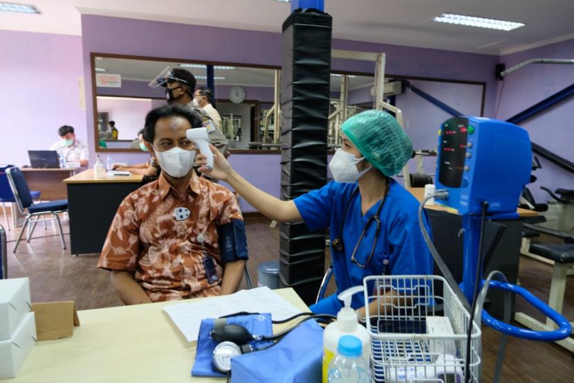 Rekind kembali menggelar vaksinasi dosis lanjutan (Booster) gratis yang dikhususkan bagi karyawan, karyawan anak perusahaan dan masyarakat di lingkungan Kalibata, Pancoran, Jakarta Selatan, sebagai upaya dalam menekan laju angka penyebaran pendemi, khususnya di wilayah lingkungan kerja.