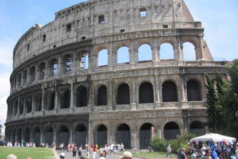 Rekonstruksi Colosseum dimulai pada masa pemerintahan Raja Vespasian tahun 72 M dan diselesaikan oleh anaknya Titus pada tahun 80 M.