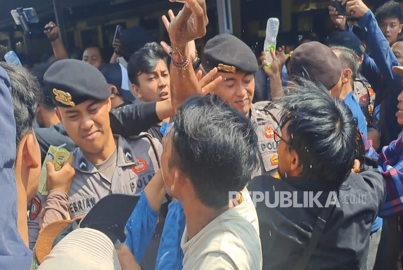 Rekonstruksi kasus pembunuhan terhadap Putri Apriyani (24) yang jasadnya ditemukan tewas terbakar di kosan di Kabupaten Indramayu diwarnai kemarahan dari keluarga korban, Jumat (12/9/2025). 