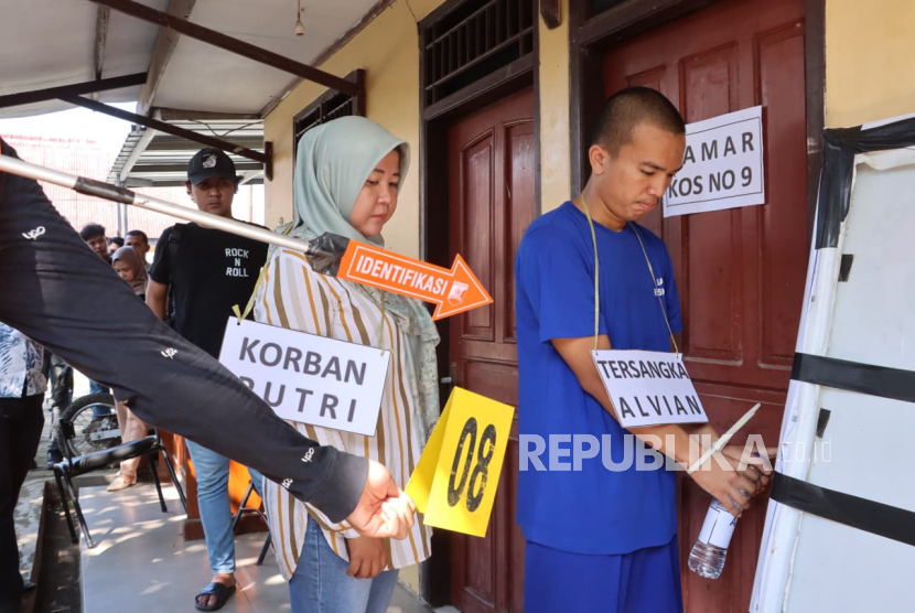 Rekonstruksi kasus pembunuhan terhadap Putri Apriyani (24) yang jasadnya ditemukan tewas terbakar di kosan di Kabupaten Indramayu diwarnai kemarahan dari keluarga korban, Jumat (12/9/2025). 