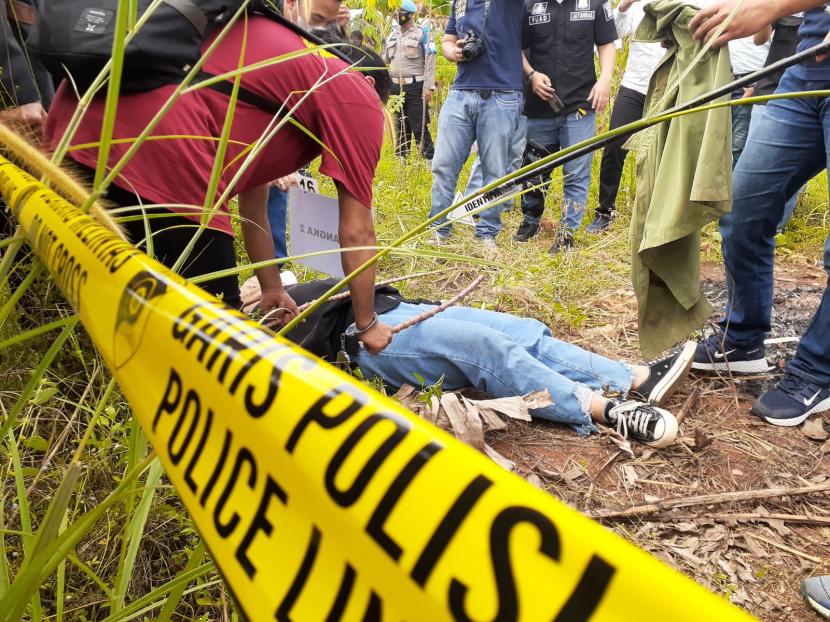 Polisi Tuding KKB Bunuh Karyawan Palapa Ring di Puncak. Foto:  Rekonstruksi pembunuhan (ilustrasi).