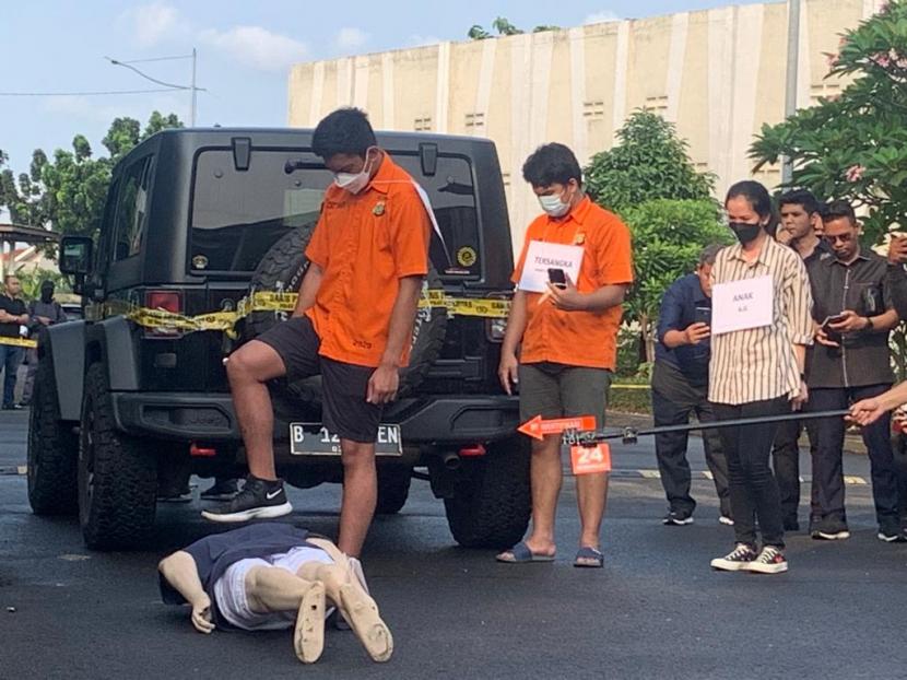 Mantan hakim agung Gayus Lumbuun menegaskan ada sejumlah syarat yang harus dipenuhi agar sebuah perkara bisa diselesaikan lewat restorative justice. Foto ilustrasi rekonstruksi penganiayaan David oleh tiga tersangka, Mario Dandy Satriyo, Shane Lukas dan AG, Jumat (10/3/2023).