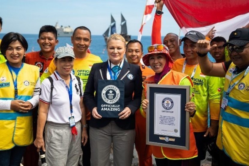 Rekor menyelam dunia dipecahkan di pantai Manado. 
