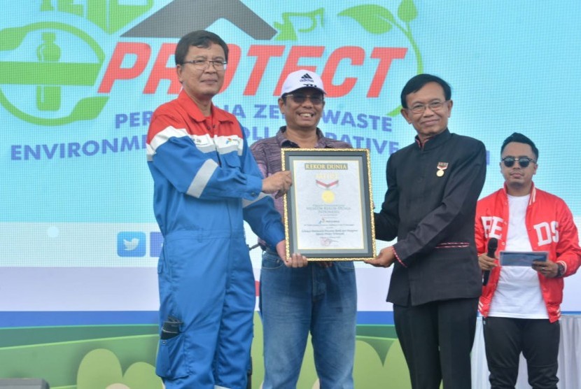 Rekor MURI diserahkan langsung oleh  Senior Manager MURI Yusuf Ngadri kepada General Manager Pertamina RU VI Balongan Nur Qadim, disaksikan Plt Bupati Indramayu Taufik Hidayat, Sabtu (22/2).