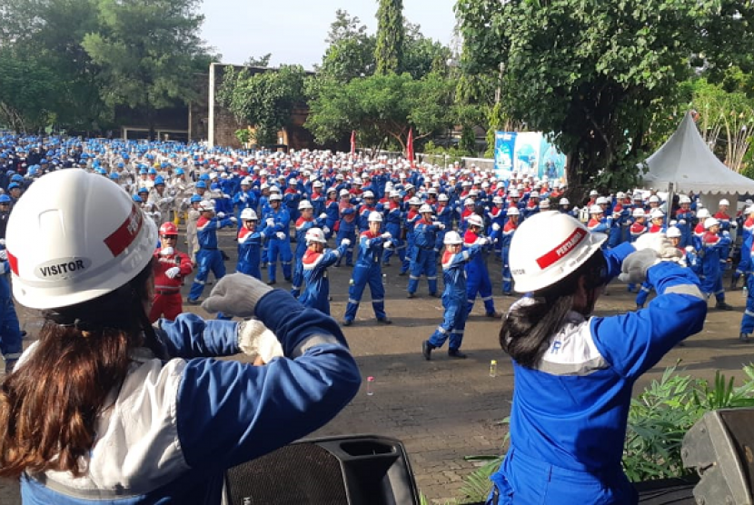 Rekor MURI Pertamina. Pertamina menggela kegiatan pemecahan Rekor MURI atas Senam Berbusana APD Peserta Terbanyak.